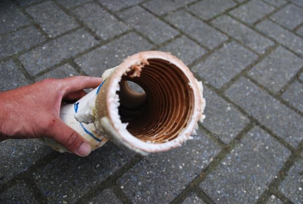 Putki-ilman-aquafinesseä Ulkoporealtaan putki täynnä biofilmiä