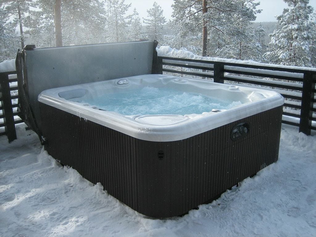 HotSpring talvella HotSpring-Highlife-Envoy-Talvi-ulkoporealtaan energiatalous