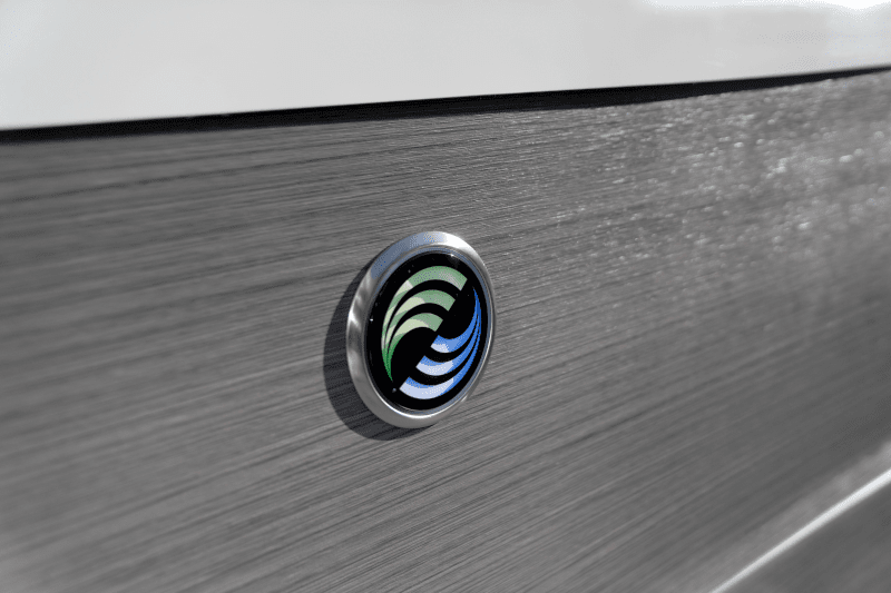 HSS-Highlife-Aria-AlpineWhite-Charcoal-ProductShot-Badge-0357
