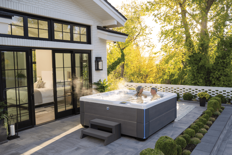 Hot Spring 2023 Highlife Aria Alpine White Charcoal Lifestyle Senior Couple 0389 Hot Spring 2023 Highlife Aria Alpine White Charcoal kotipihalla vanhempi pariskunta altaassa