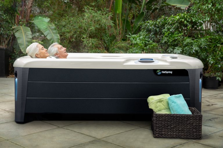 hotspring-jetsetter-2019-alpinewhite-shale-lifestyle-couple-1-768×512